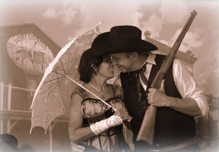 Alzenir und Alexander in einer historischen Western-Szene mit Sonnenschirm und Gewehr